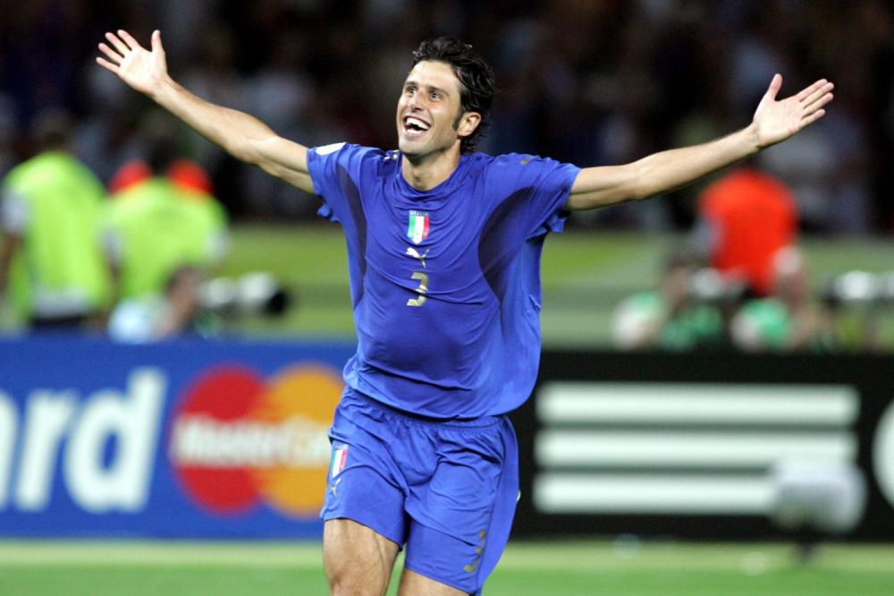 维拉社媒调侃曼联蓄发哥：10连胜！都够那哥们剪两次头发了（维拉社媒揶揄曼联“蓄发哥”：10连胜的功夫，他都能剪两次头了）