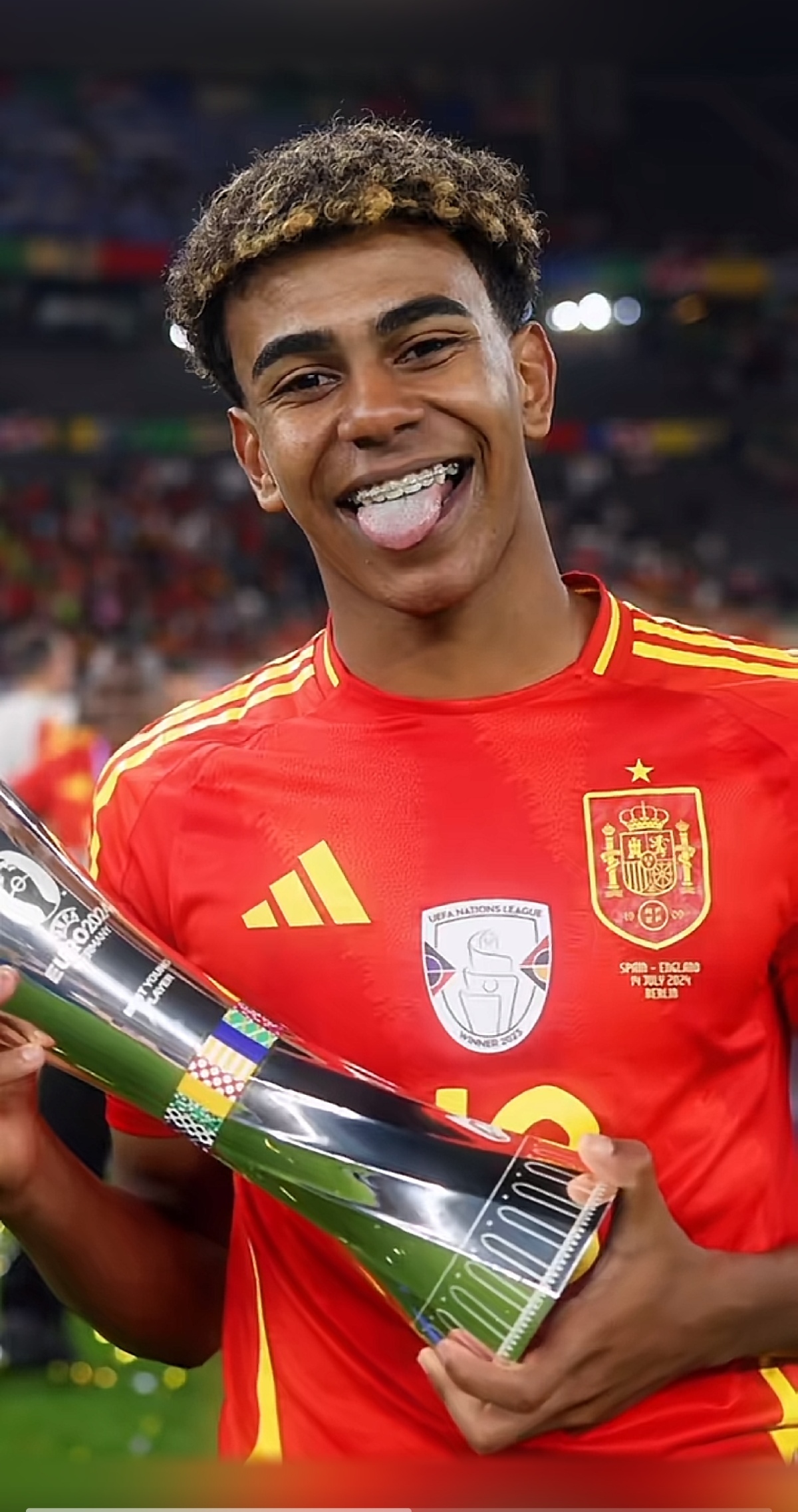 德国杯半场：曼赞比造点格里弗建功，弗赖堡1-0达姆施塔特（德国杯半场战报：曼赞比造点助格里弗破门，弗赖堡暂1-0领先达姆施塔特）